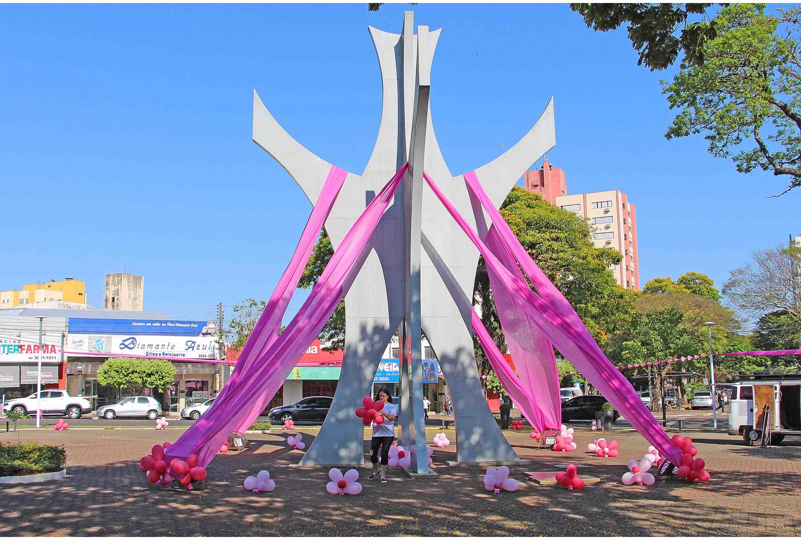 Imagem Decoração especial na Praça 26 de julho marca abertura da Outubro Rosa
