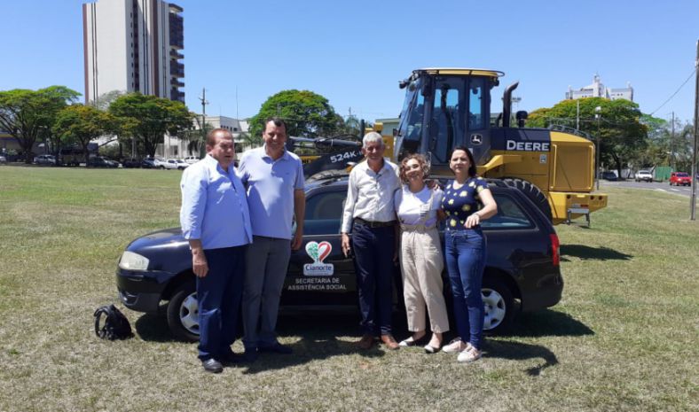 Imagem Prefeitura repassa veículo da Câmara de Cianorte para a Associação Casa Ester