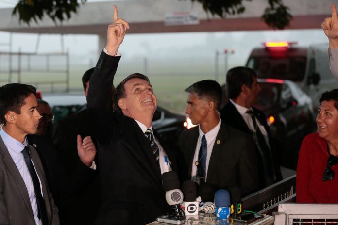 Imagem Bolsonaro assina medida provisória que extingue o DPVAT