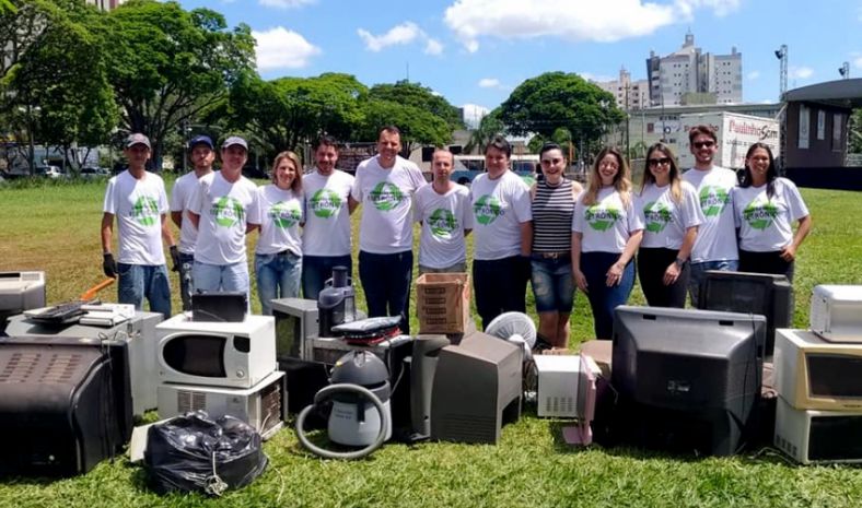 Imagem Arrastão recolhe oito toneladas de lixo eletrônico em frente à Câmara Municipal