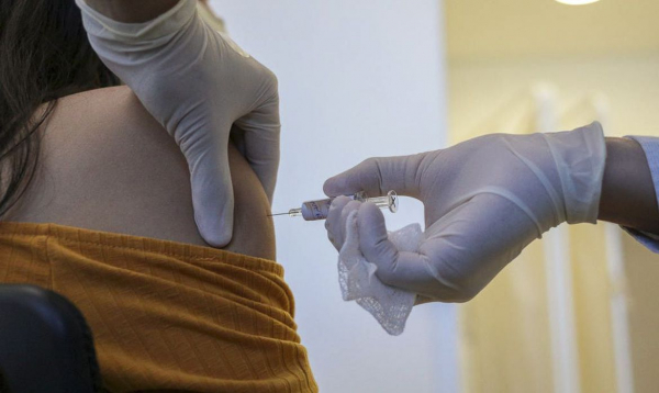 Imagem Vacinação pode influenciar recuperação da economia, impulsionando serviços, diz Ipea