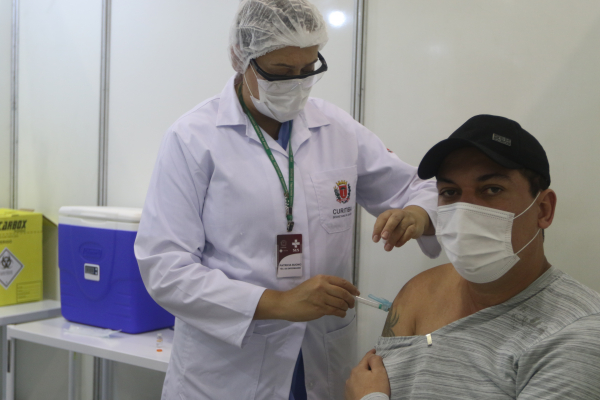 Imagem Multa para quem furar a fila da vacinação pode chegar a R$ 97 mil no Paraná