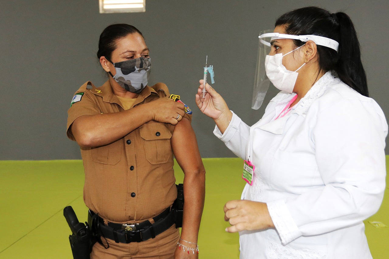 Imagem 943 profissionais da segurança pública e das Forças Armadas já foram imunizados no Paraná