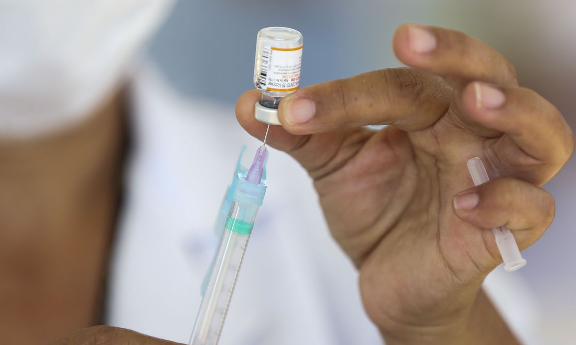 Imagem Em um ano de vacinação, quase 70% dos brasileiros já tomaram 2 doses