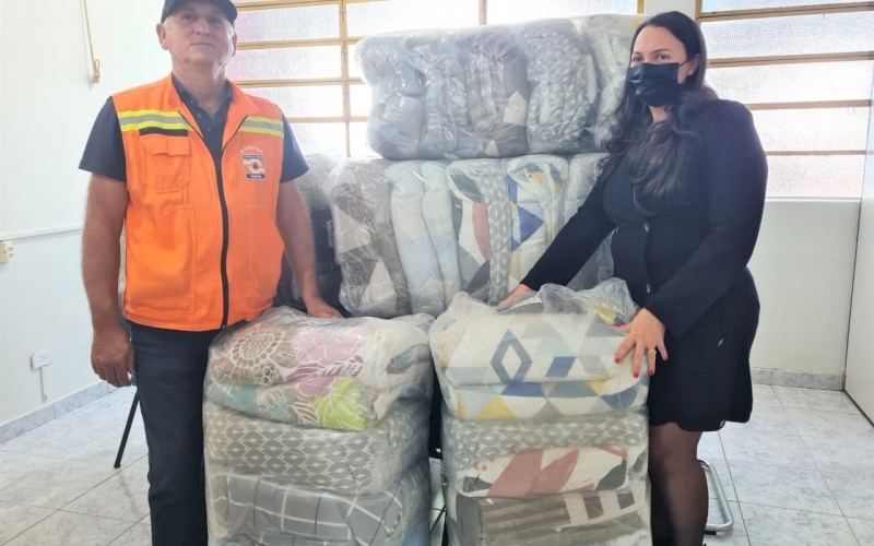 Imagem Coordenadoria da Defesa Civil repassa 100 cobertores e edredons a entidades de Cianorte
