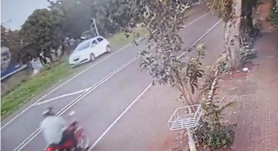 Imagem Vídeo: Trem arrasta carro por cerca de 400 metros em Mandaguarí