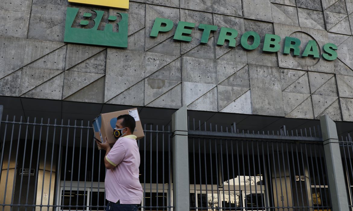 Imagem Petrobras reduz preço da gasolina de aviação