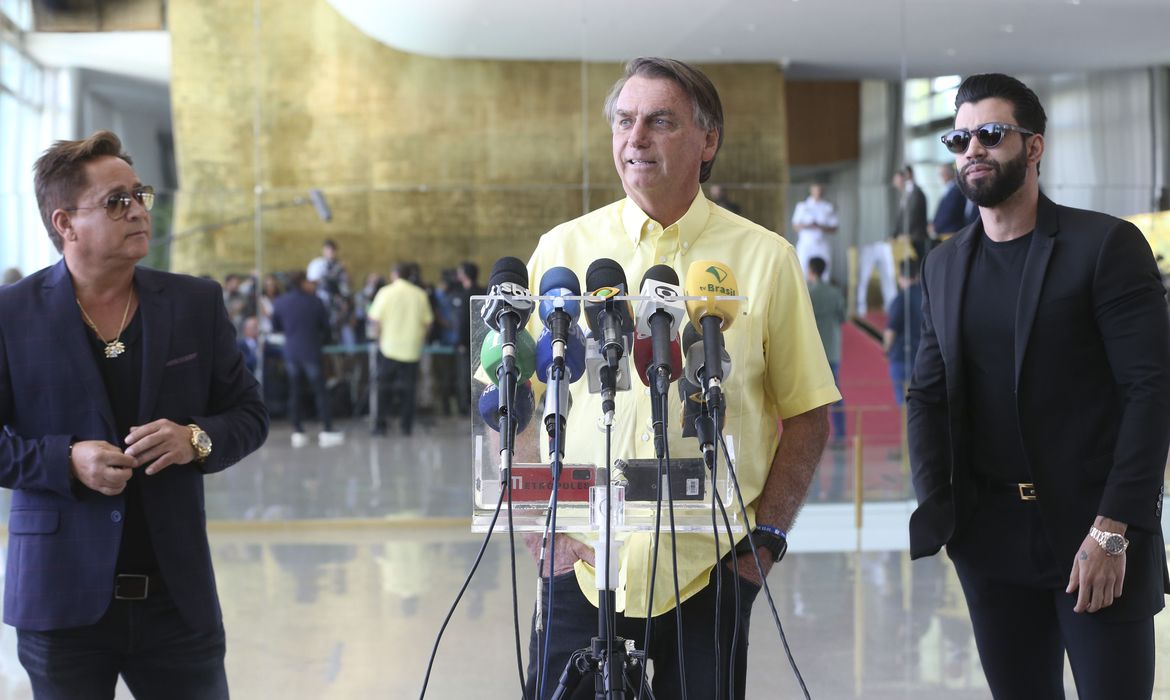 Imagem Bolsonaro recebe apoio de ex-senadores e cantores sertanejos