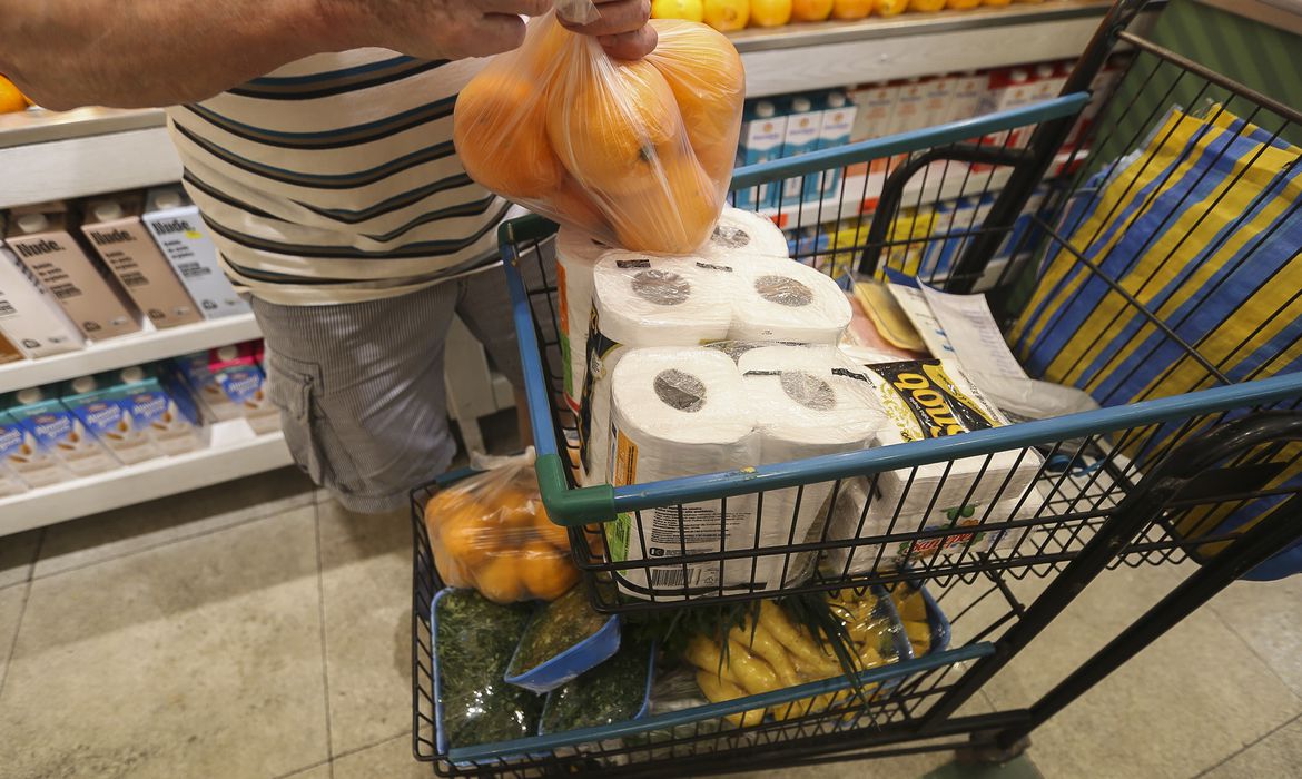 Imagem Alimentos e bebidas aliviam inflação para os mais pobres, aponta Ipea