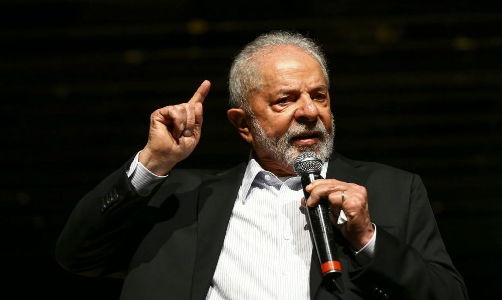 Imagem Lula prorroga desoneração de combustíveis, mas preço na bomba já sobe em janeiro