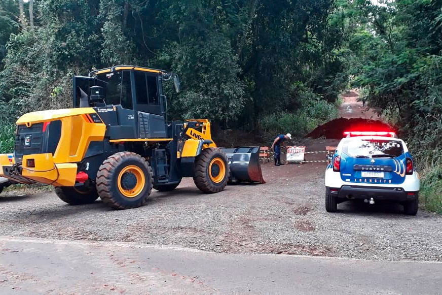 Imagem Prefeitura reforça bloqueio de ponte na Estrada Quilombo