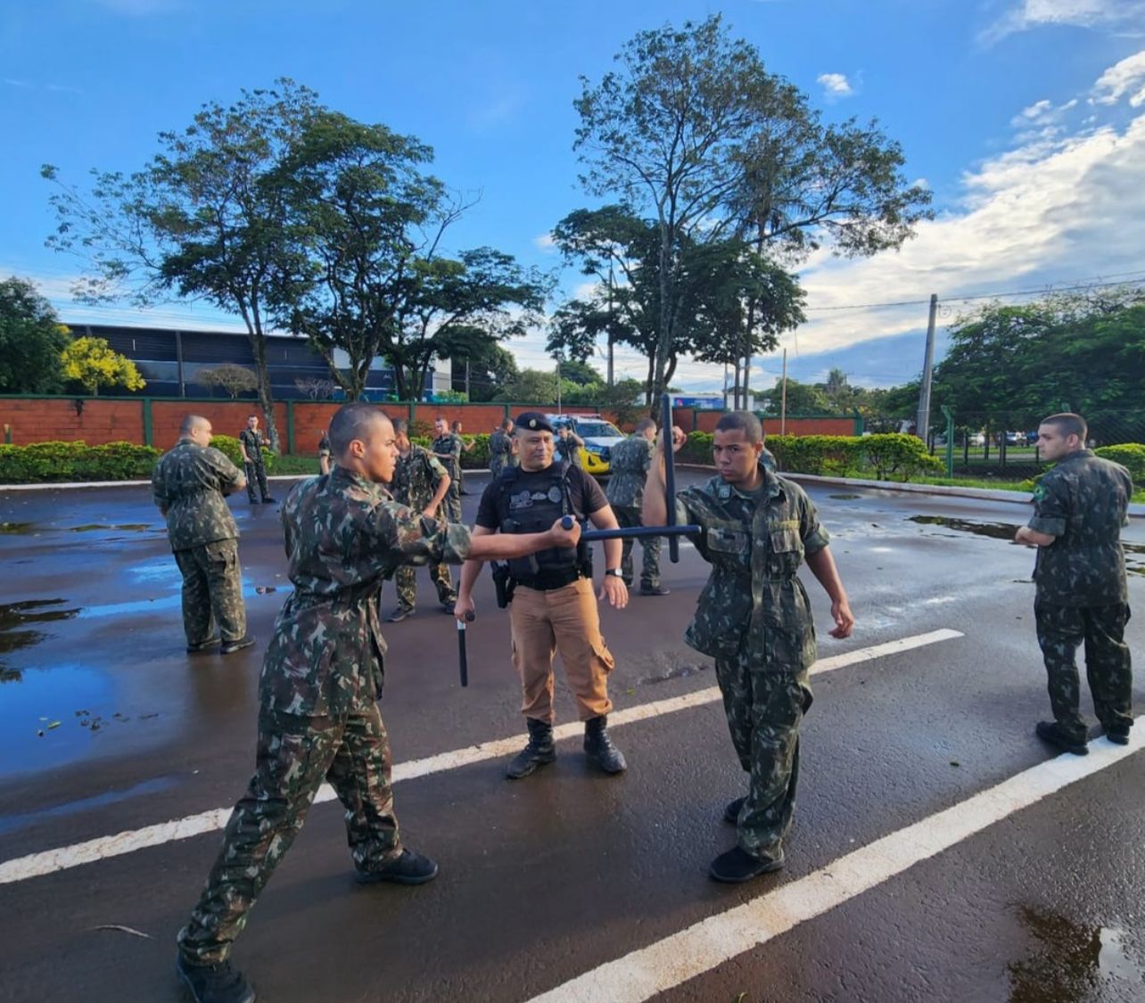 Imagem Policiais militares ministram instruções para os atiradores do Tiro de Guerra