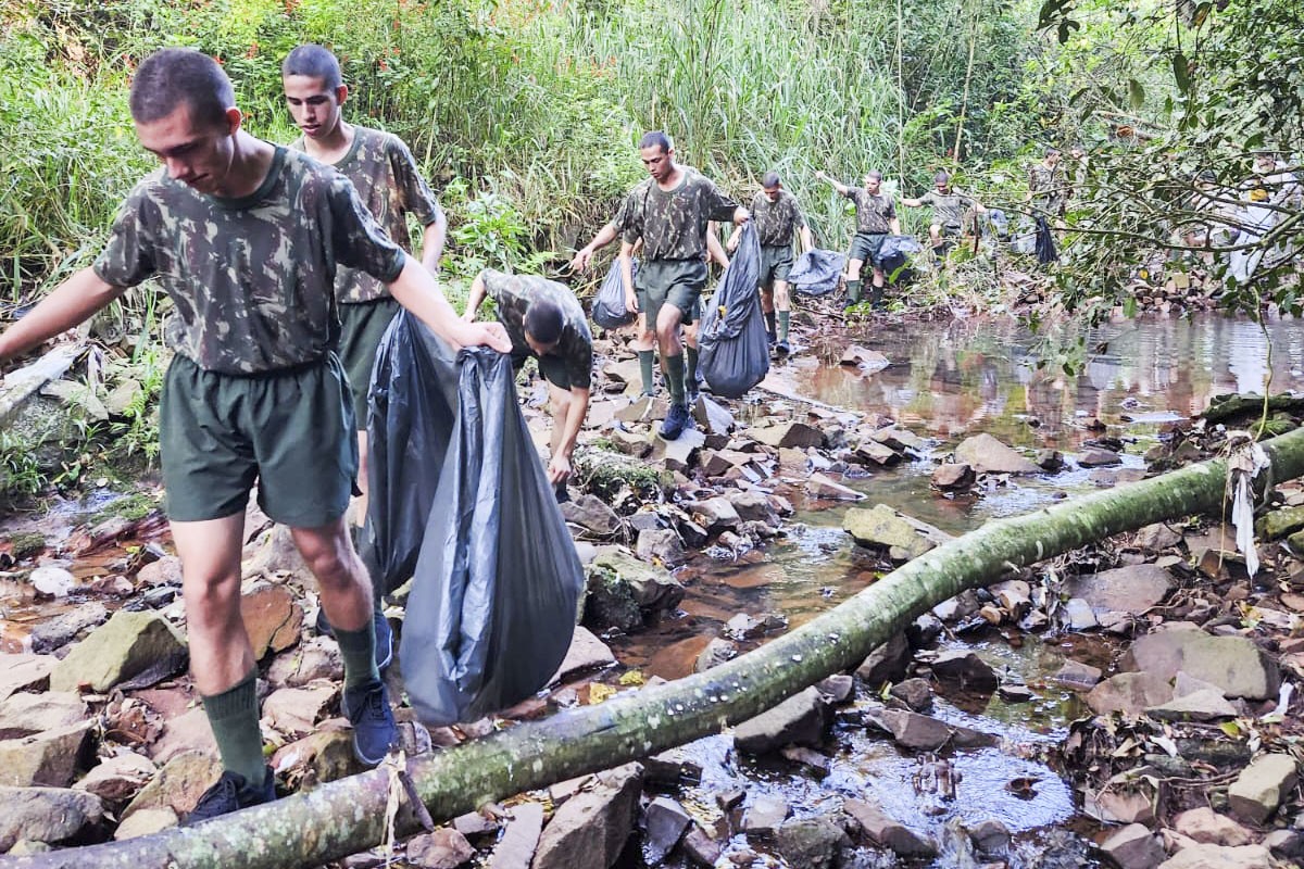 Imagem Ação retira 1.200 quilos de lixo do Rio Coruja