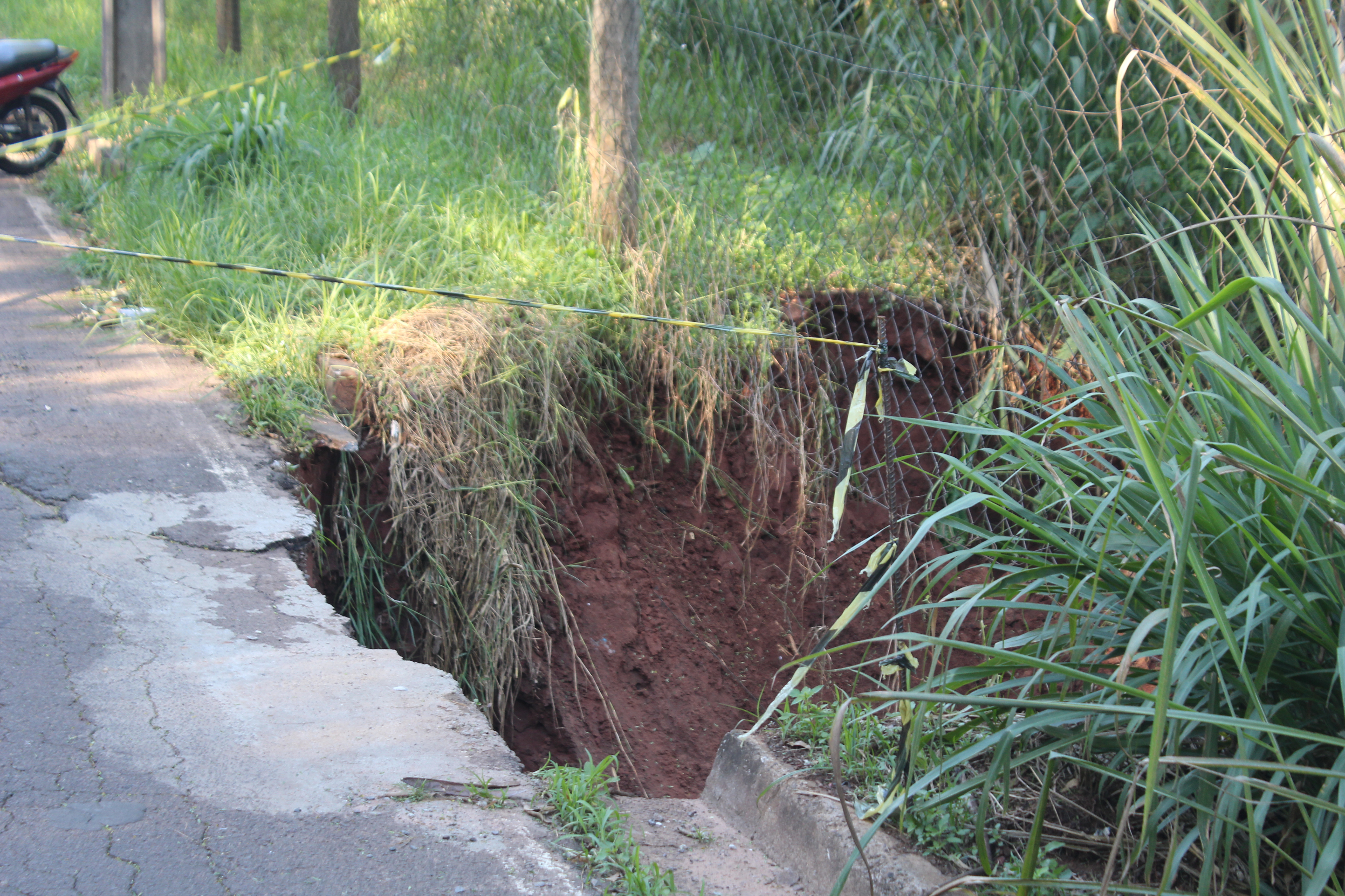 Imagem Chuvas intensas causam estragos e formam cratera na Avenida Coruja