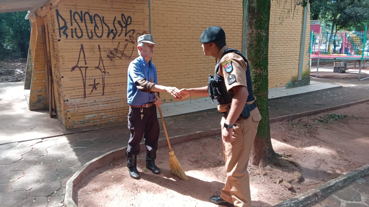 Imagem Alunos soldados participam de ações comunitárias em Cianorte