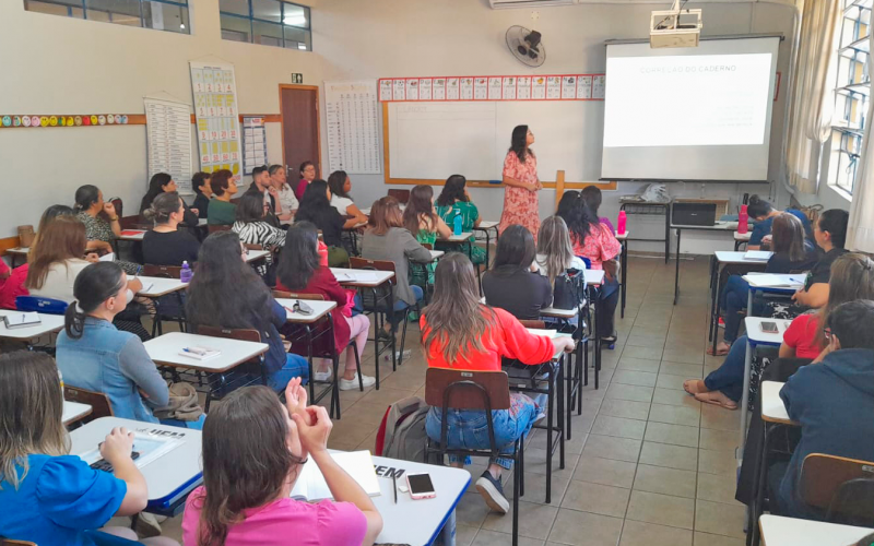 Imagem Professores e educadores da rede municipal de ensino recebem capacitação