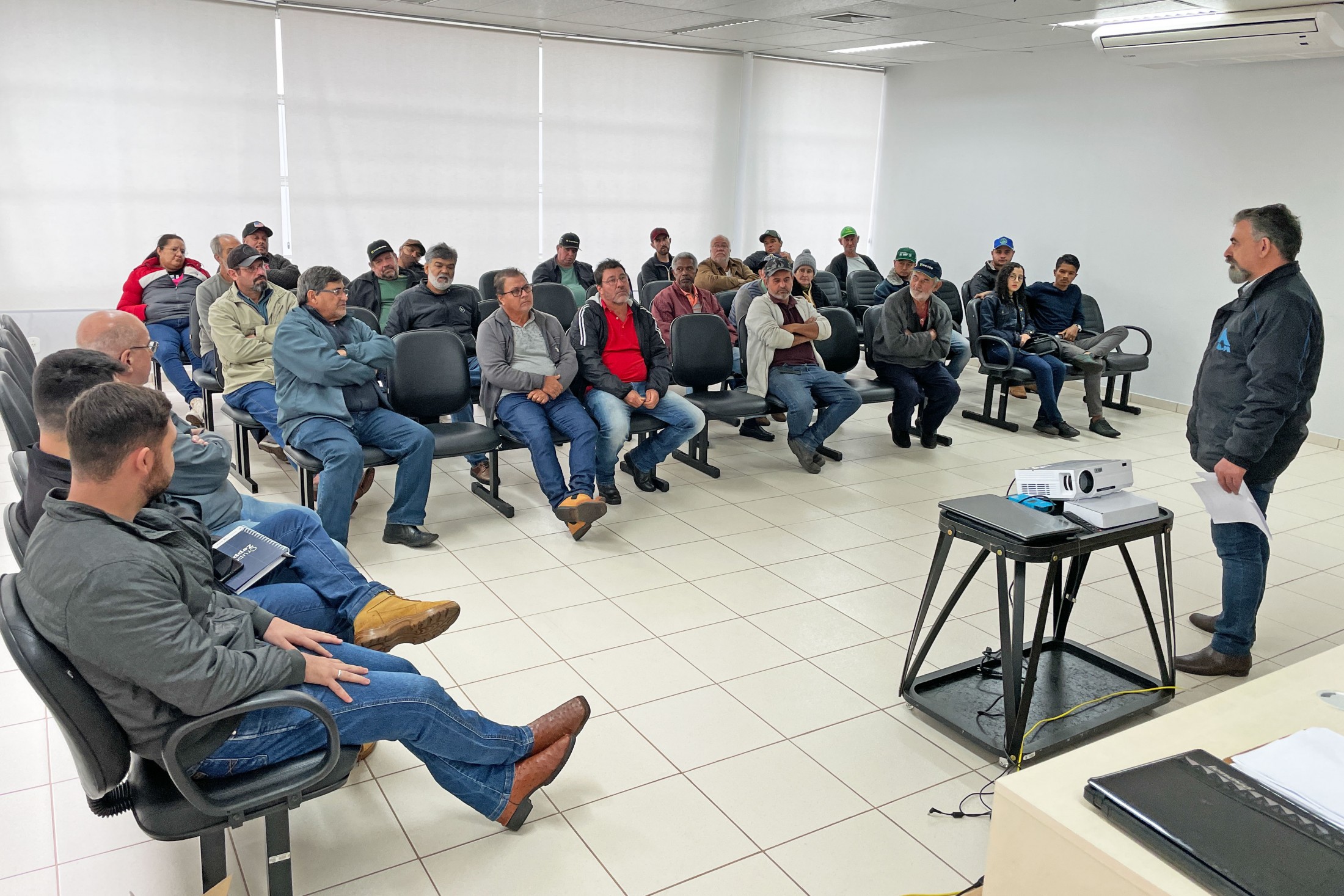 Imagem Reunião apresenta detalhes do Projeto Maracujá a produtores de Cianorte