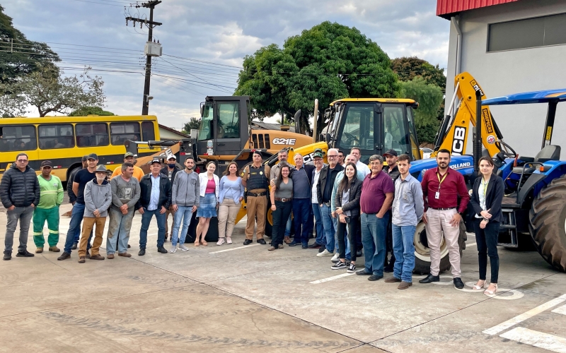 Imagem Prefeitura entrega maquinário para produtores rurais de São Lourenço