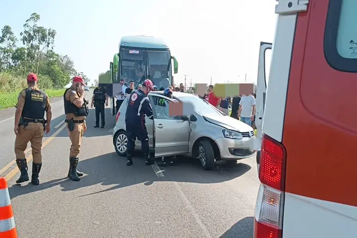 Imagem Acidente entre automóvel e ônibus deixa duas pessoas mortas na PR-323, em Cianorte