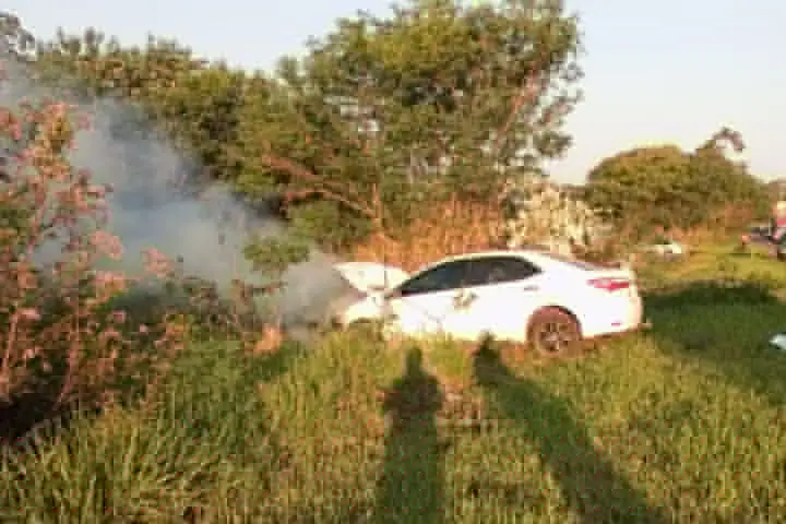 Imagem Carro capota e pega fogo após condutor bater em árvore na PR-323