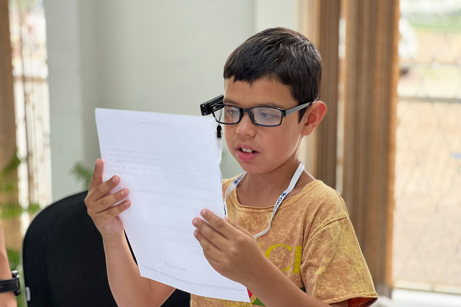 Imagem Óculos com inteligência artificial transformam vidas de alunos com deficiência visual no Paraná