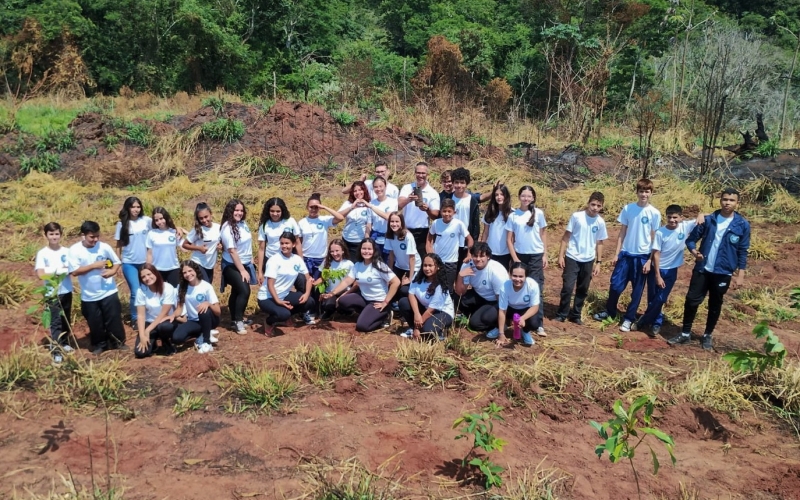Imagem Alunos do Colégio Estadual Cívico-militar Dom Bosco participam de plantio de árvores