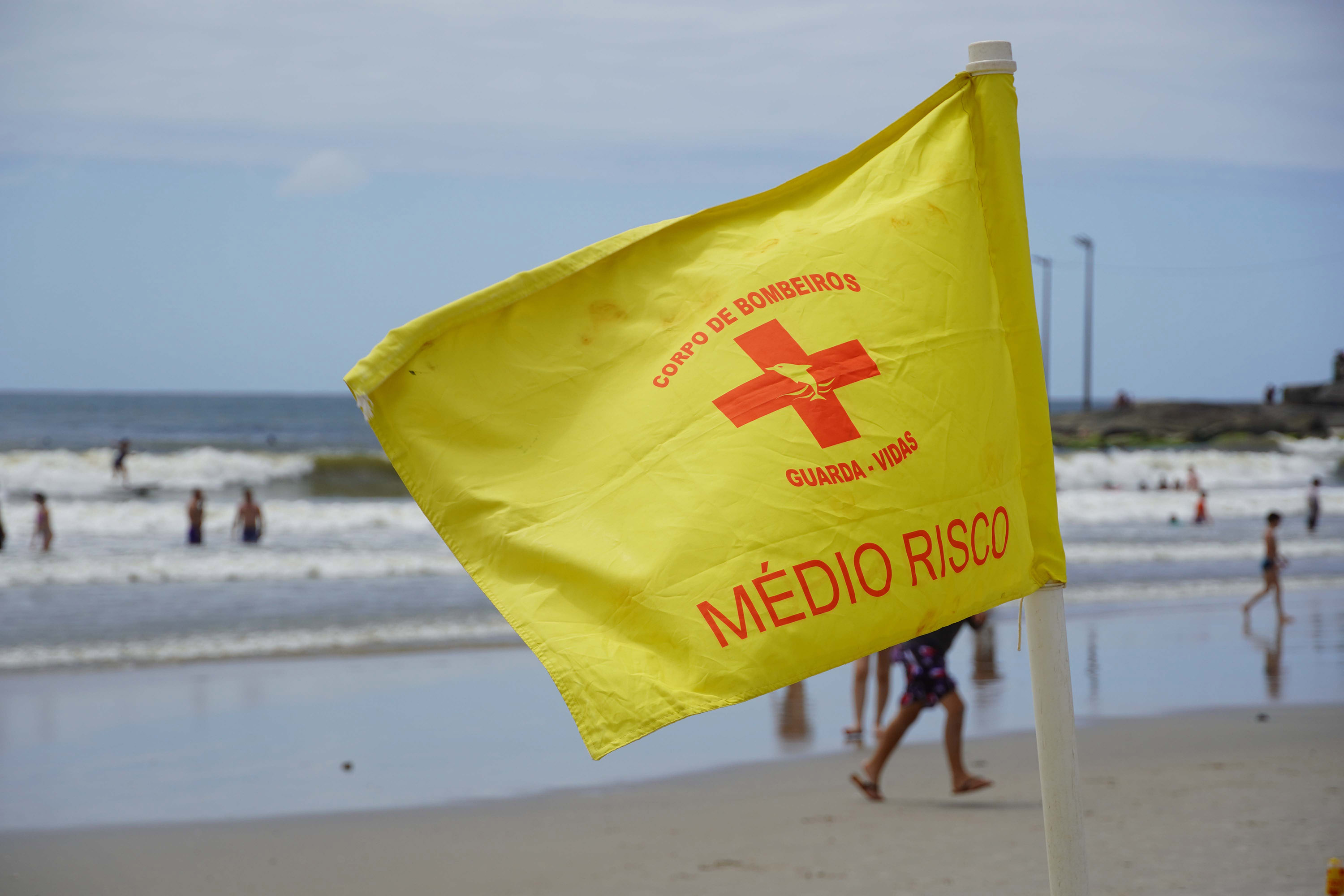 Imagem Verde, amarela, vermelha e preta: bandeiras na orla ajudam a orientar banhistas