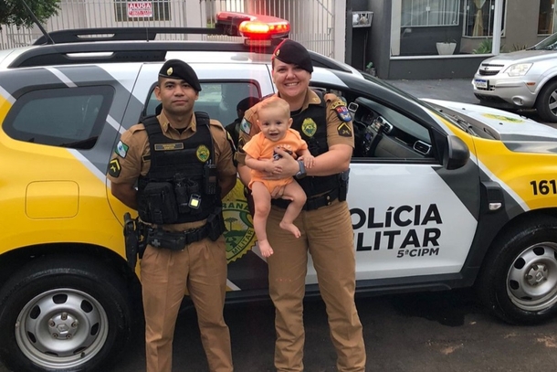 Imagem Policiais militares salvam bebê engasgado com folha de jabuticaba