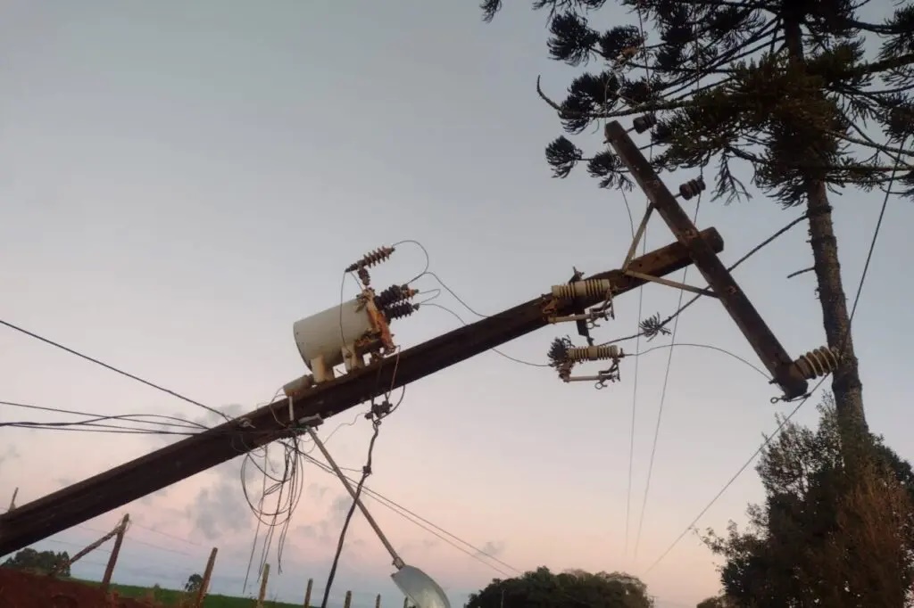 Imagem Temporal de grandes proporções deixa 217 mil imóveis sem luz no Paraná