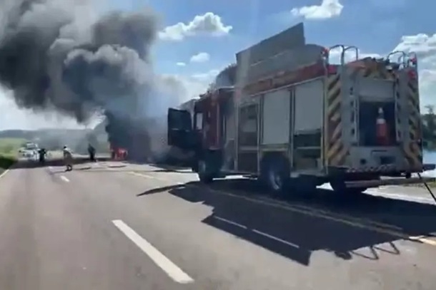 Imagem Caminhão fica parcialmente destruído após pegar fogo na PR-323, em Cianorte