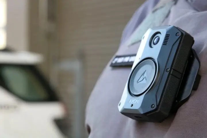 Imagem PM começa a testar câmeras corporais em fardas de policiais em 8 cidades do Paraná