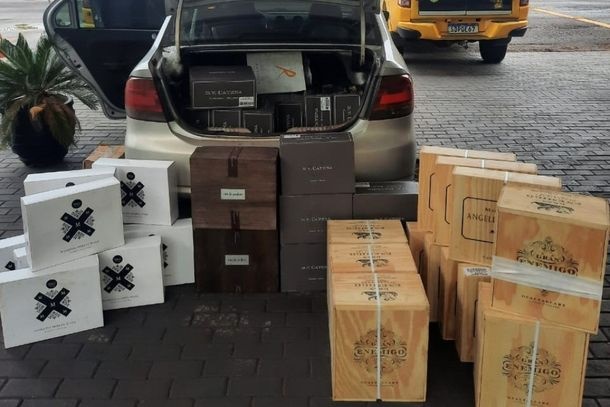 Imagem Carga de vinhos importados avaliada em R$ 40 mil é apreendida na região