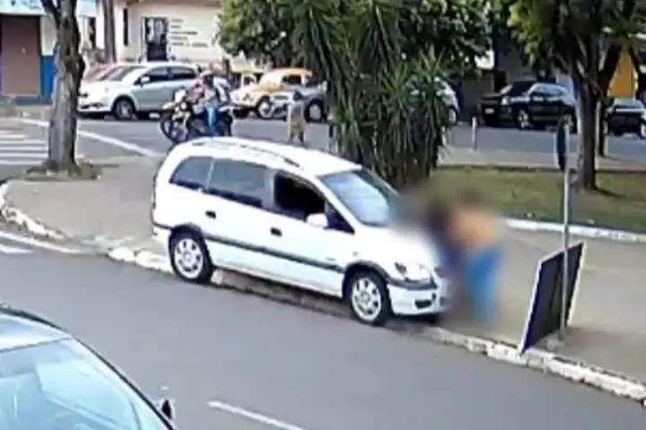 Imagem Motorista perde o controle do carro e atropela mulheres que estavam na calçada