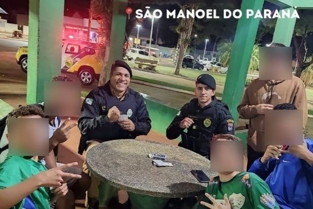 Imagem Policiais militares jogam baralho com crianças em São Manoel do Paraná
