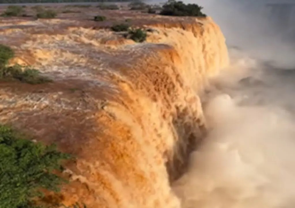 Imagem Vídeo: vazão das cataratas do Iguaçu aumenta 5 vezes acima da média