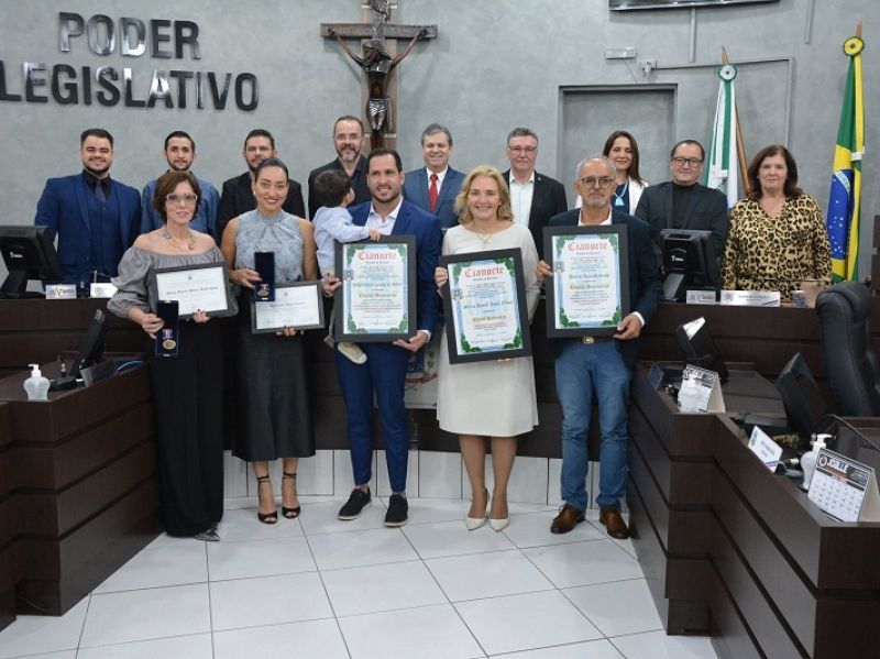 Imagem Personalidades de Cianorte recebem homenagens na Câmara Municipal