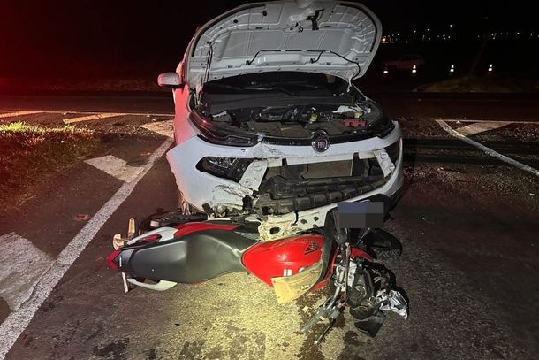 Imagem Acidente entre carro e moto na PR-323, em Cianorte, deixa duas pessoas feridas