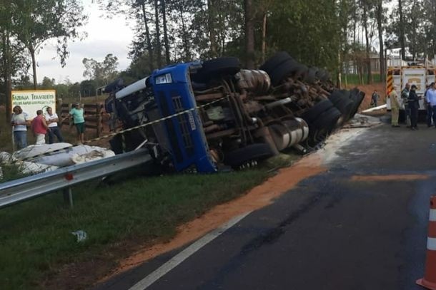 Imagem Caminhoneiro morre após carreta tombar na PR-567, em Cianorte