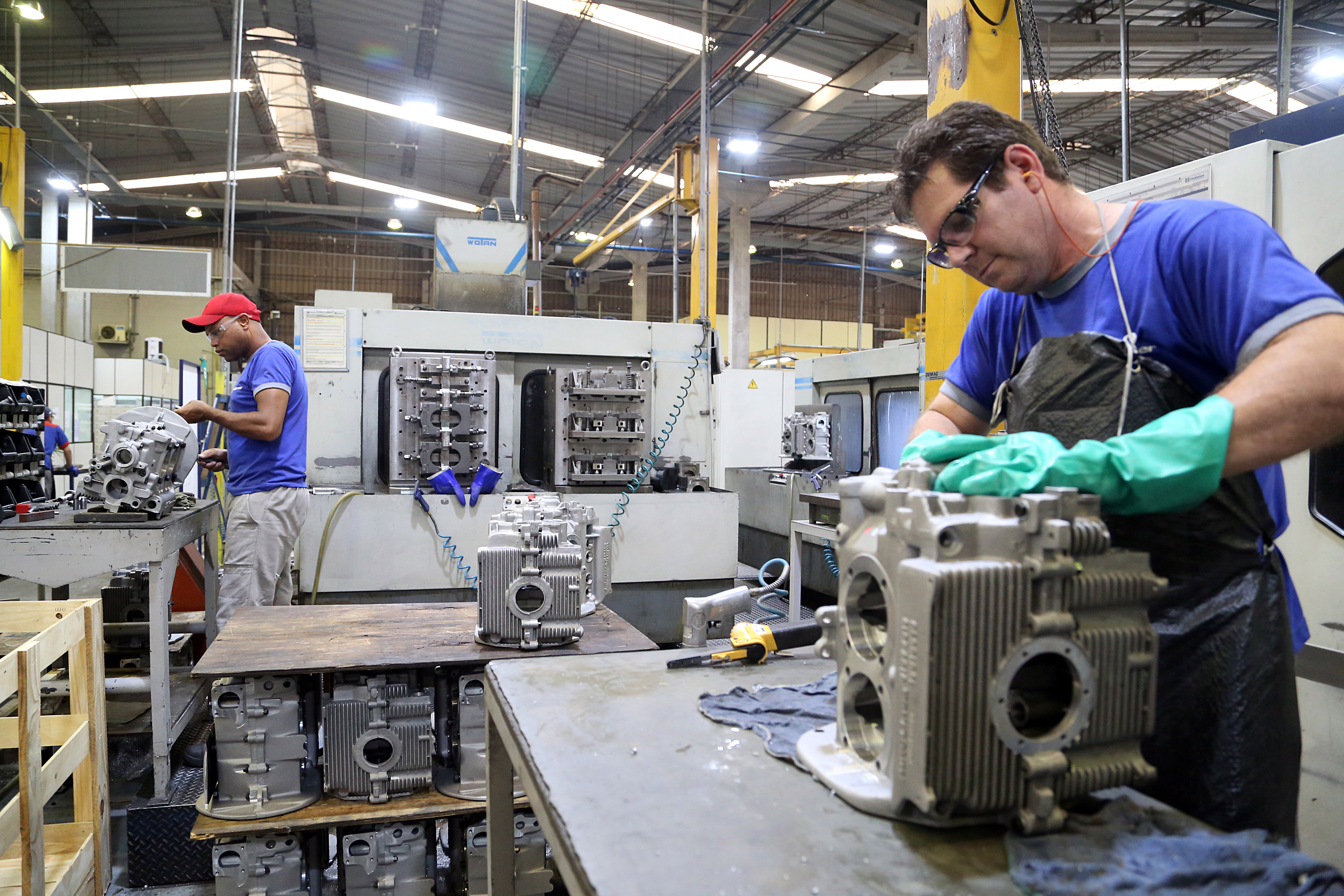 Imagem Desemprego cai para 6,9%, menor índice do trimestre desde 2014