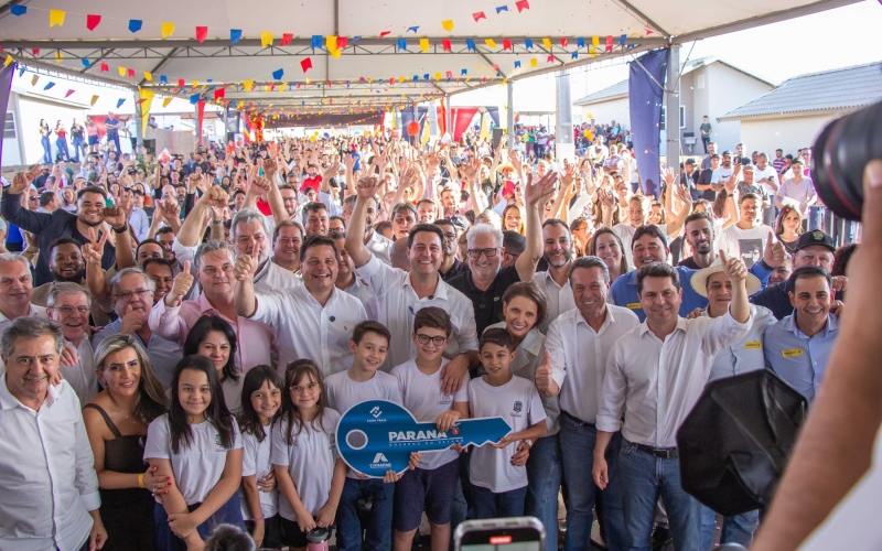 Imagem Governador entrega 441 casas em Cianorte