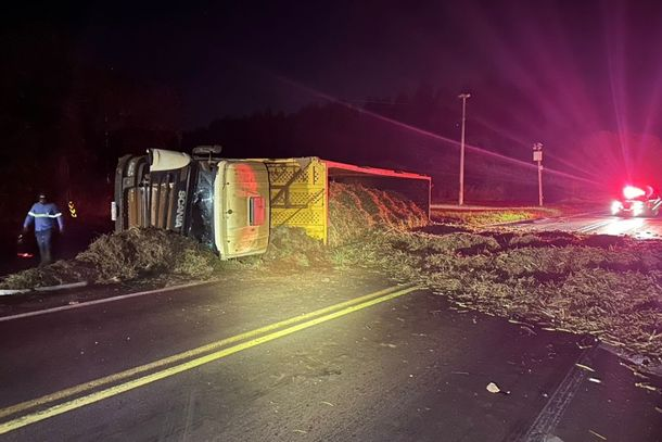 Imagem Caminhão perde freio e tomba no trevo entre Cianorte e São Lourenço