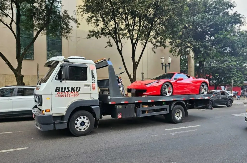 Imagem Ferrari avaliada em quase R$ 2 milhões é guinchada em Maringá por débito de R$ 90