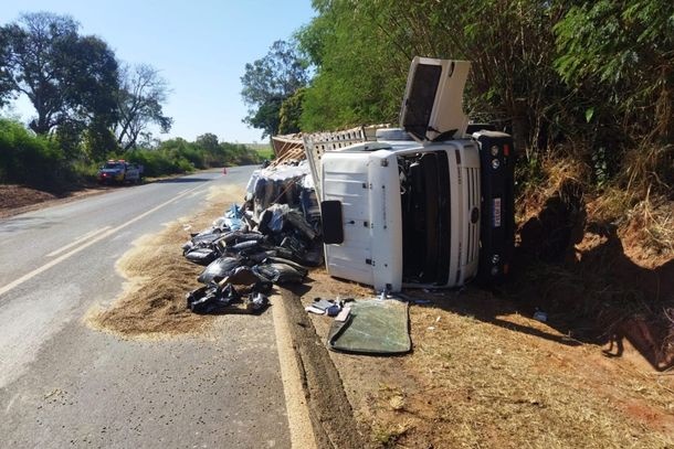 Imagem Carreta carregada com ração tomba e duas pessoas ficam feridas em Rondon