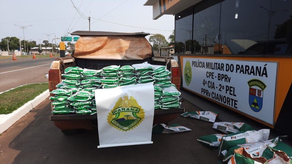 Imagem Pacotes de agrotóxicos contrabandeados são apreendidos na PR-323, em Cianorte