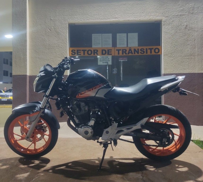 Imagem Homem tem moto apreendida ao ser flagrado levando criança no tanque em Cianorte