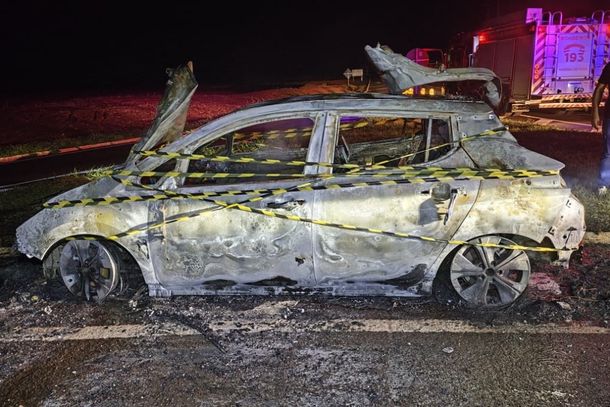 Imagem Carro pega fogo na PR-323 e fica completamente destruído