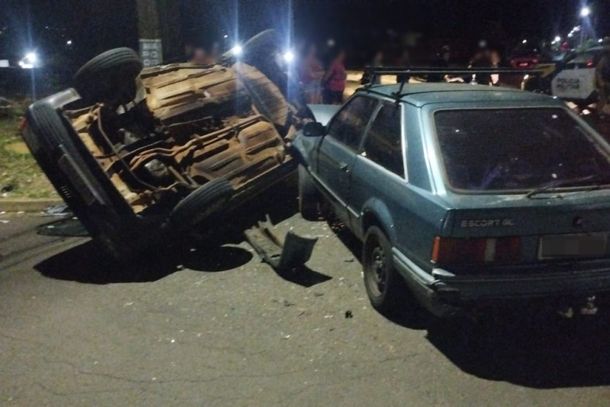 Imagem Carro tomba após acidente no cruzamento das ruas Propriá e Ponta Grossa