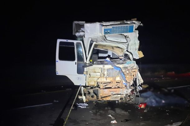 Imagem Colisão entre caminhões mata motorista na PR-323, em Cruzeiro do Oeste