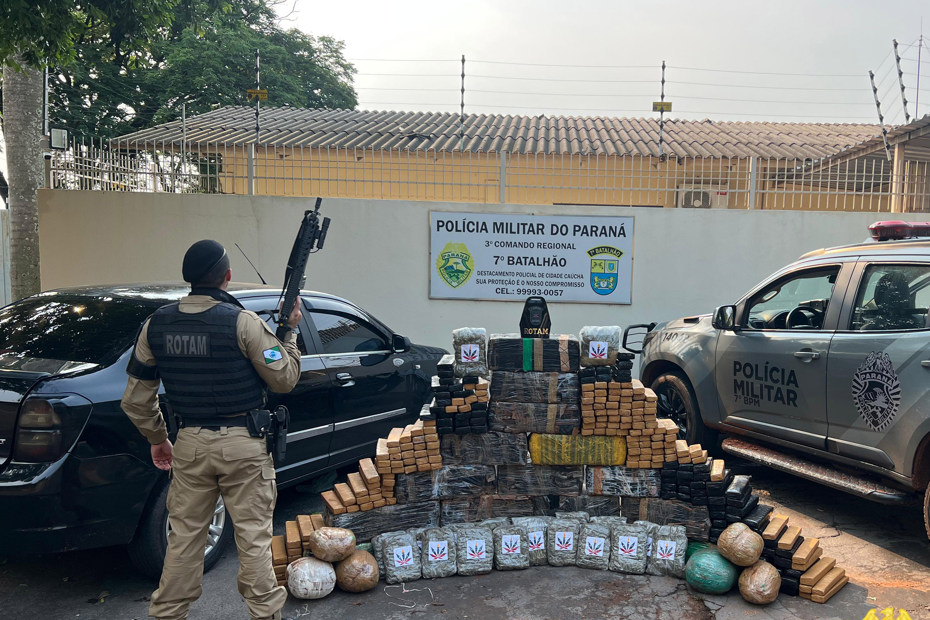 Imagem PMPR apreende mais de meia tonelada de maconha em abordagem a veículo