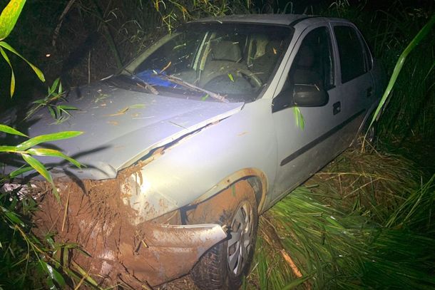 Imagem Carro cai em ribanceira e três homens ficam feridos